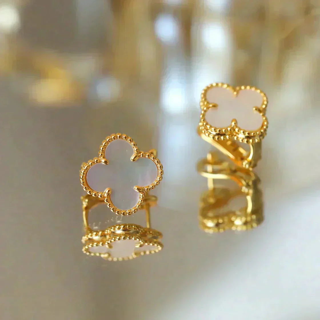 [TOPON]CLOVER MEDIUM 1 MOTIFS  WHITE MOP STUD EARRINGS