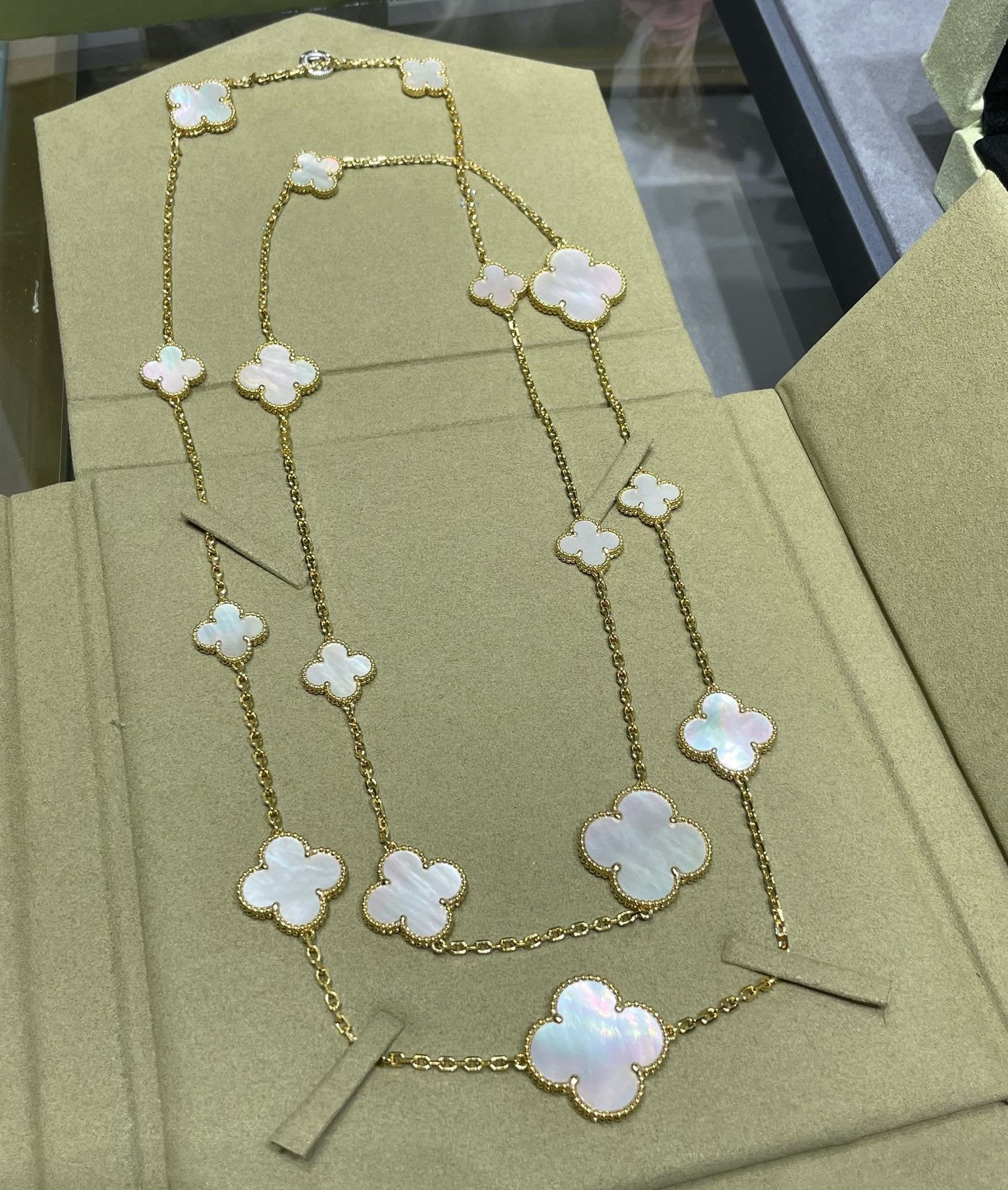 [TOPON]CLOVER 16 MOTIF WHITE MOP GOLD NECKLACE