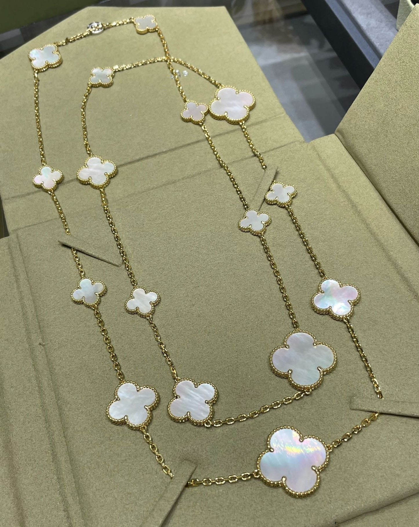 [TOPON]CLOVER 16 MOTIF WHITE MOP GOLD NECKLACE