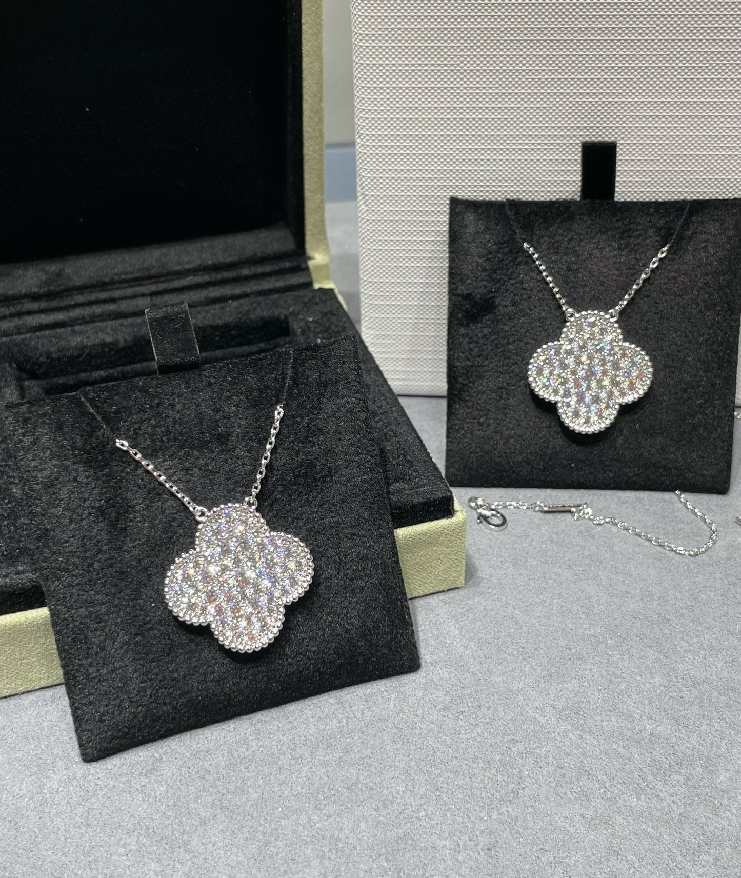 [TOPON]CLOVER 25MM LARGE PENDANT DIAMOND PAVED SILVER NECKLACE