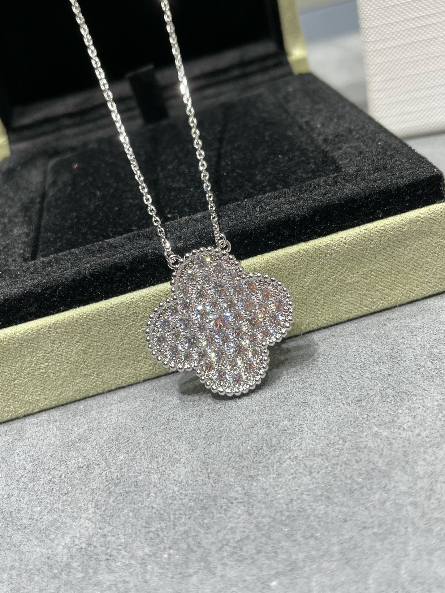 [TOPON]CLOVER 25MM LARGE PENDANT DIAMOND PAVED SILVER NECKLACE