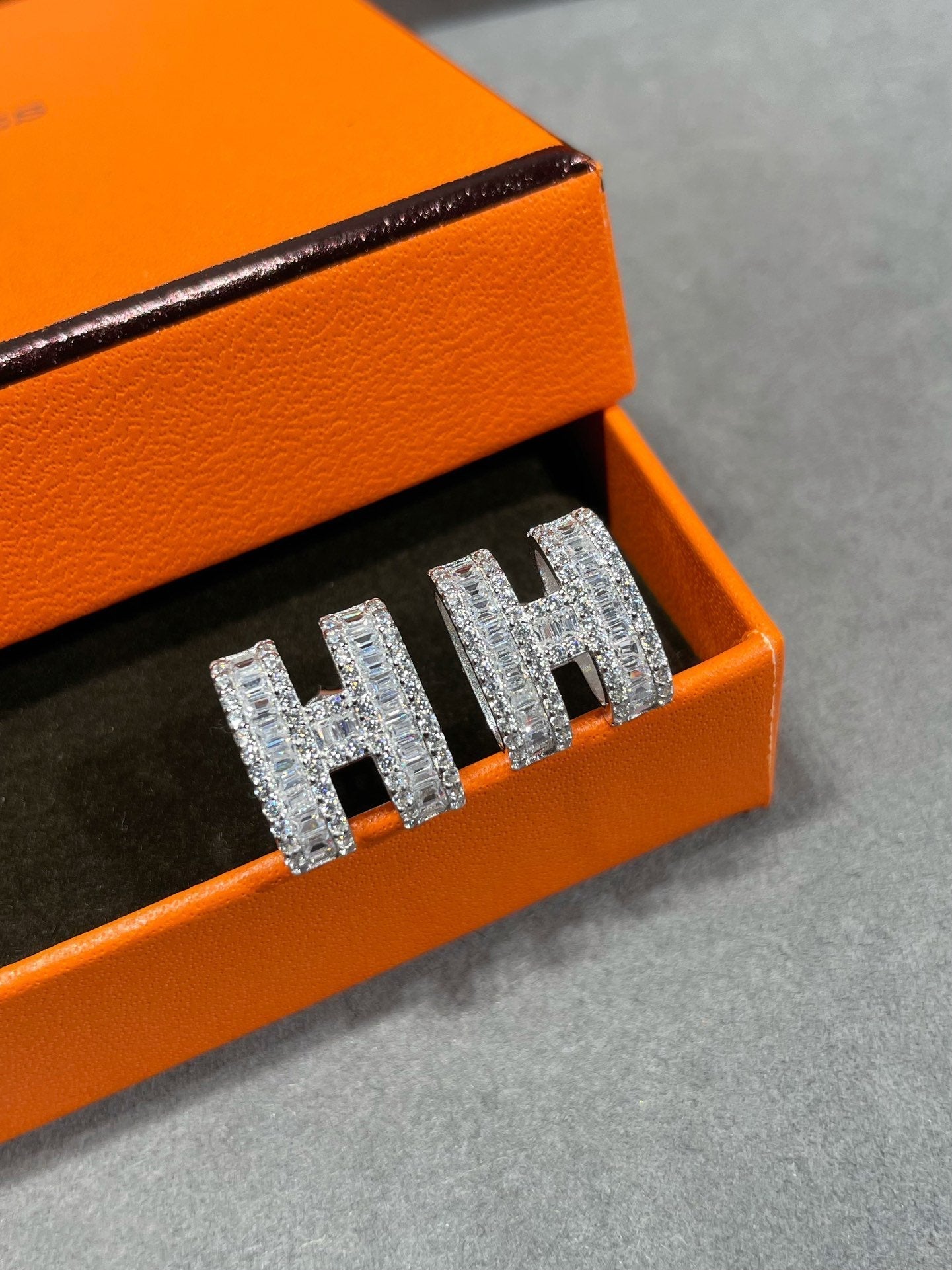 [TOPON]H STUD EARRINGS WITH SILVER DIAMONDS