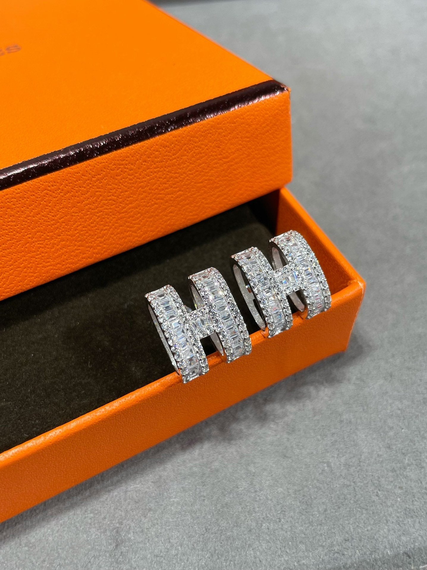 [TOPON]H STUD EARRINGS WITH SILVER DIAMONDS